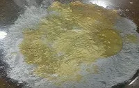 鸡蛋西红柿炒饸烙面步骤二